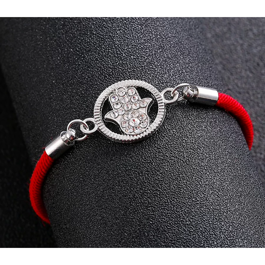 Fatima keze strasszköves kör medálos karkötő