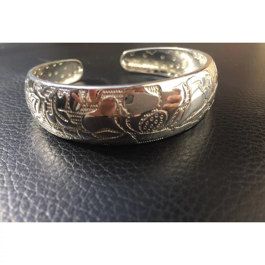 Lótusz mintás vésett merev karkötő 