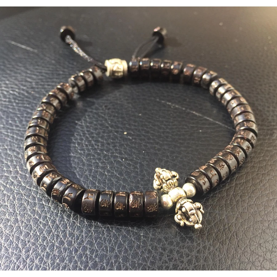 Vadzsra medálos mala vésett karkötő