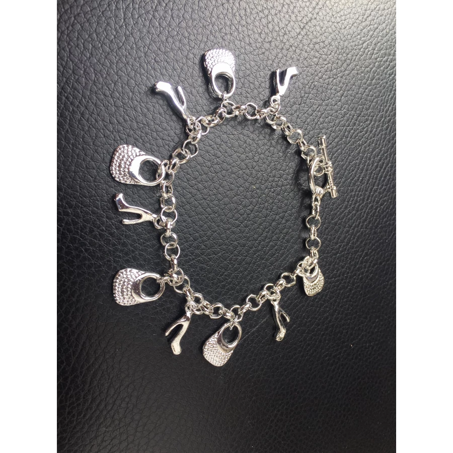 Csajos divat karkötő táska és tűsarkú cipő medállal