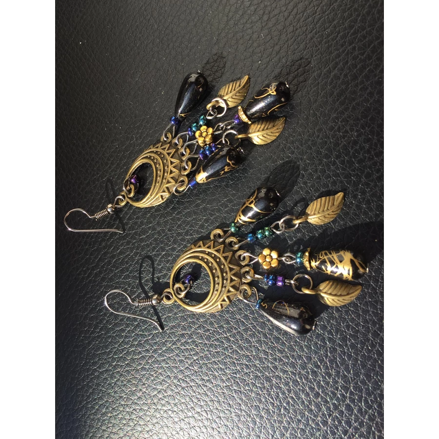 Csepp alakú fülbevaló fekete színben