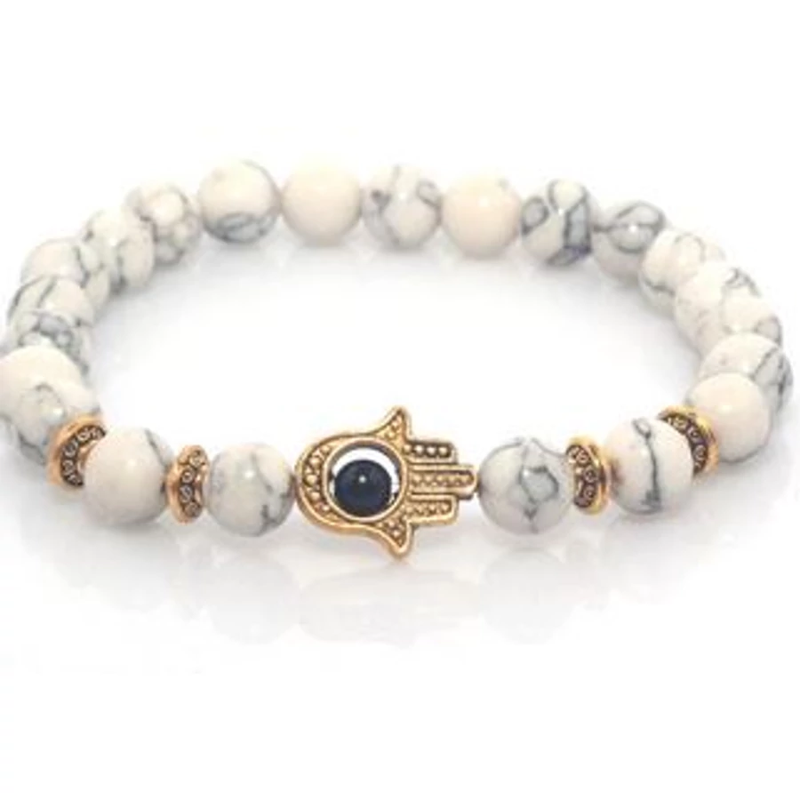 Fatima keze arany színű medállal, fehér gyöngy karkötő