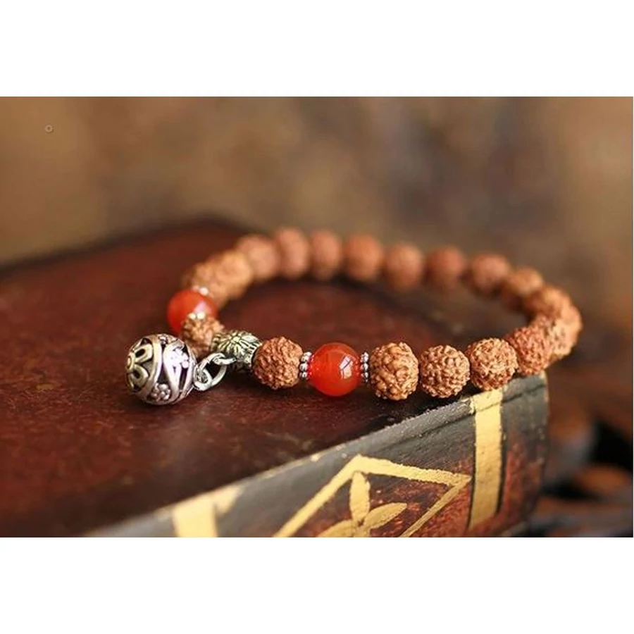 Rudraksha mala piros osztóval karkötő